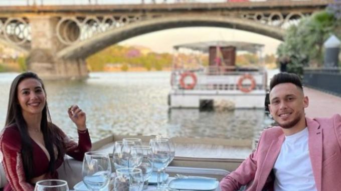 Lucas Ocampos y su esposa, Majo Barbeito, en el Guadalquivir.