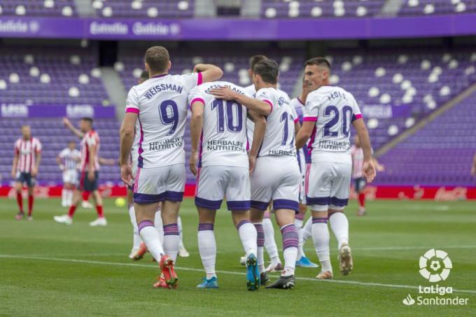 El Real Valladolid celebra el gol de Óscar Plano al Atleti (Foto: LaLiga).