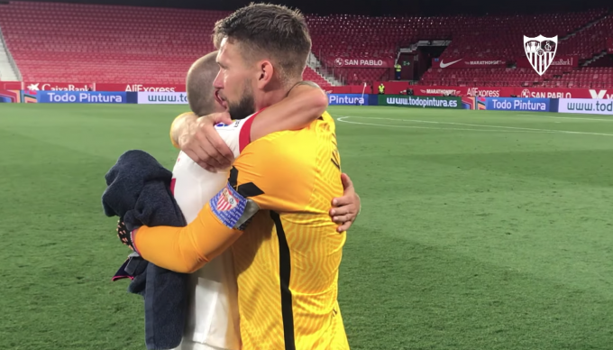 Vaclik abraza a Aleix Vidal en su último partido como jugador del Sevilla. (Foto: SFC).
