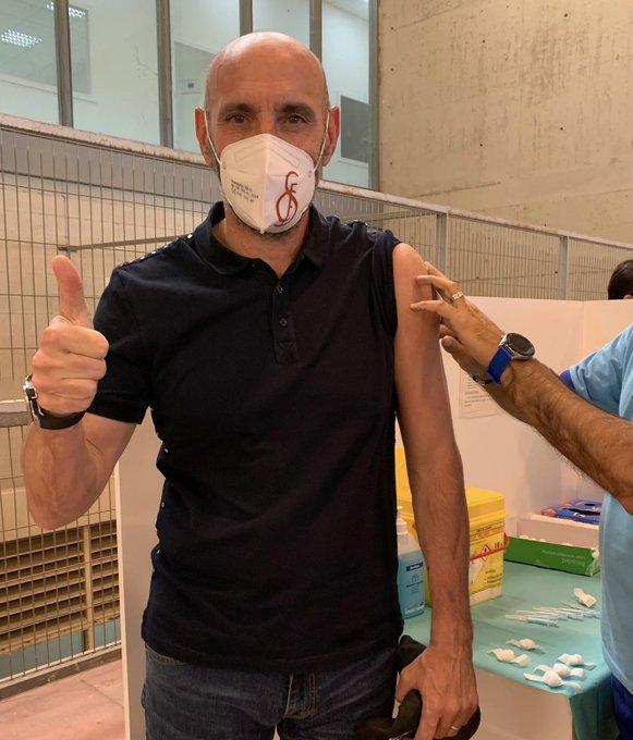 Monchi vacunándose contra el coronavirus (Foto: Twitter).
