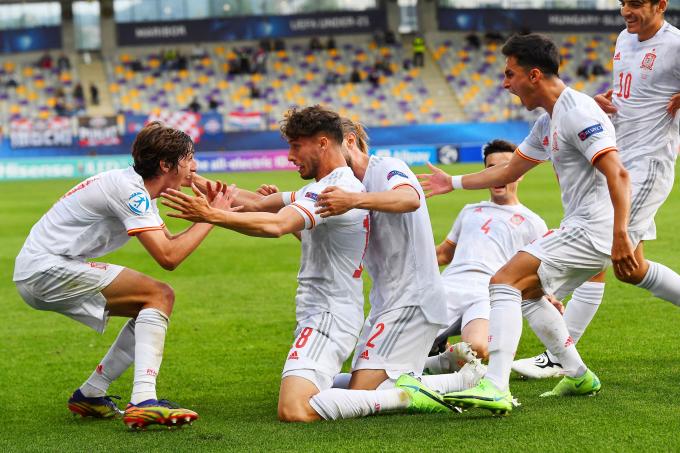 Bryan Gil y Puado celebran el gol de España sub 21 (Foto: UEFA).
