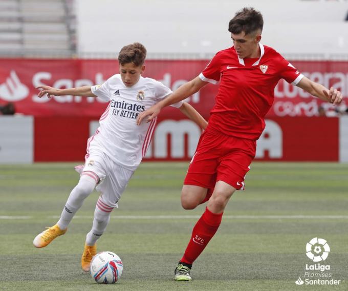 Manuel Doblas defiende a Juan Vacas durante un partido de LaLiga Promises (Foto: LaLiga).