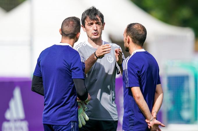Pacheta habla con Masip y Nacho en su primer entrenamiento (Foto: Real Valladolid).