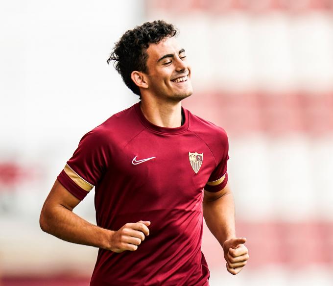 Pablo Pérez entrena con el primer equipo durante la pretemporada (Foto: Sevilla FC).