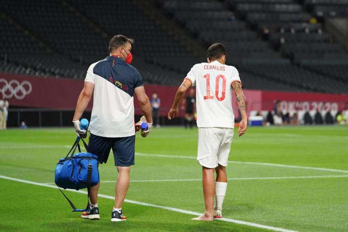 Dani Ceballos se retira del césped lesionado (Foto: Cordon Press).