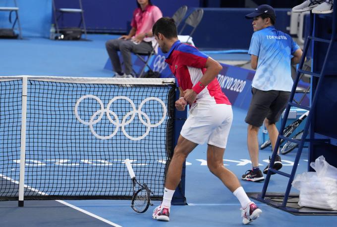 Novak Djokovic lanza la raqueta ante Carreño (Foto: Cordon Press).
