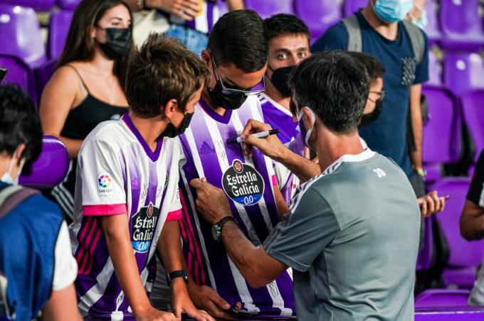 José Rojo, Pacheta, firma un autógrafo antes del Trofeo Ciudad de Valladolid (Foto: Real Valladolid).
