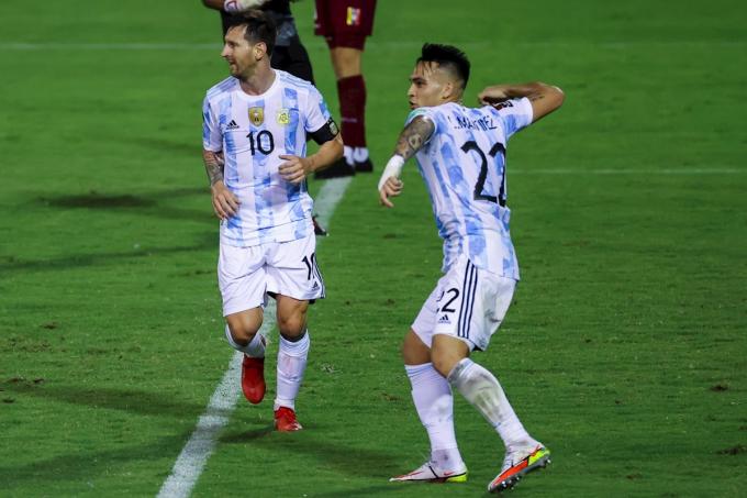 Lautaro Martínez celebra delante de Messi su gol en el Venezuela-Argentina (Foto: EFE).