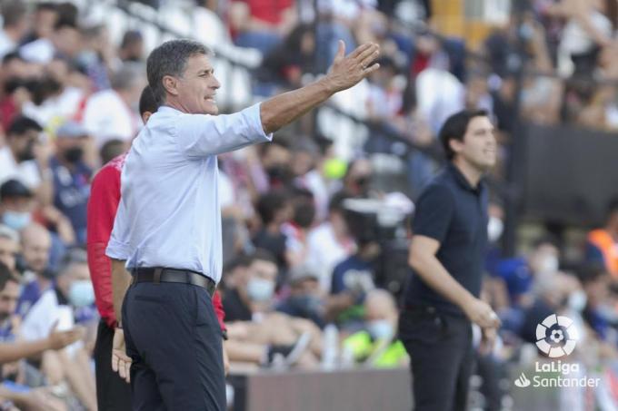 Míchel da indicaciones en el Rayo-Getafe (Foto: LaLiga).