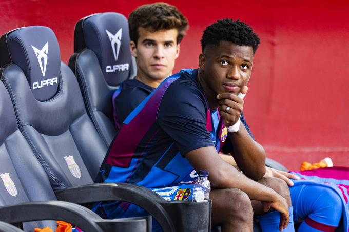 Ansu Fati y Riqui Puig, en el banquillo del Camp Nou del Barça (Foto: Cordon Press).