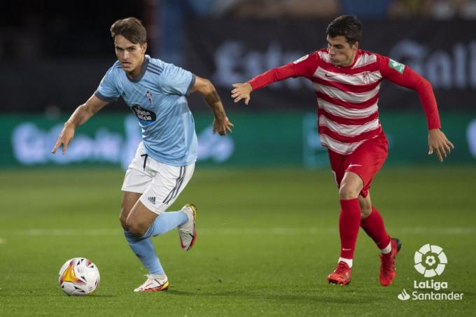 Denis Suárez controla un balón seguido por Soro, jugador del Granada (Foto: LaLia).