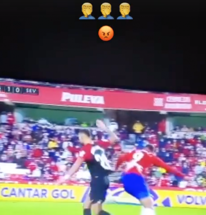 Expulsión de Diego ante Luis Suárez.