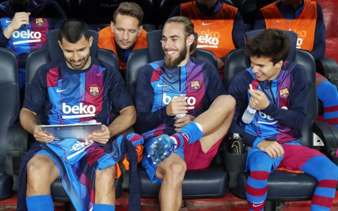 Agüero, Mingueza, Riqui Puig y Luuk de Jong, en el banquillo del Barcelona (Foto: FCB).