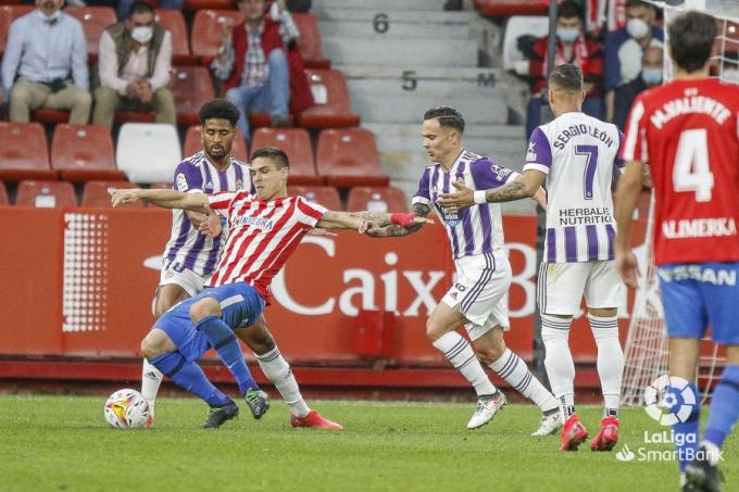Djuka, rodeado de rivales, entre ellos Sergio León, durante el Sporting-Valladolid (Foto: LaLiga).