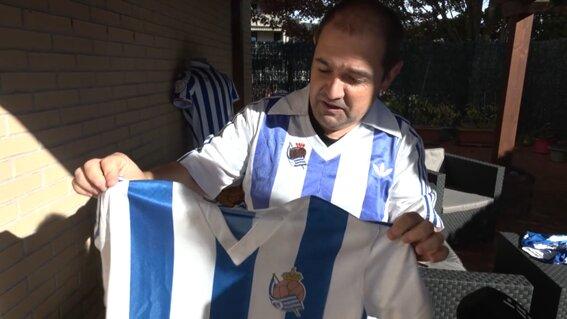 Iñigo, aficionado de la Real Sociedad, muestra su colección de camisetas.