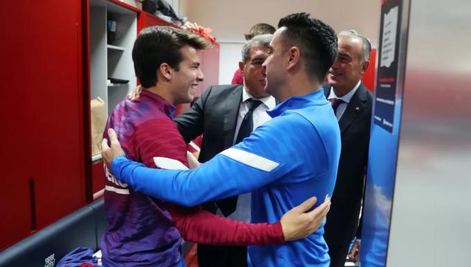 Xavi Hernández saluda a Riqui Puig en su primer día en el Barcelona (Foto: FCB).