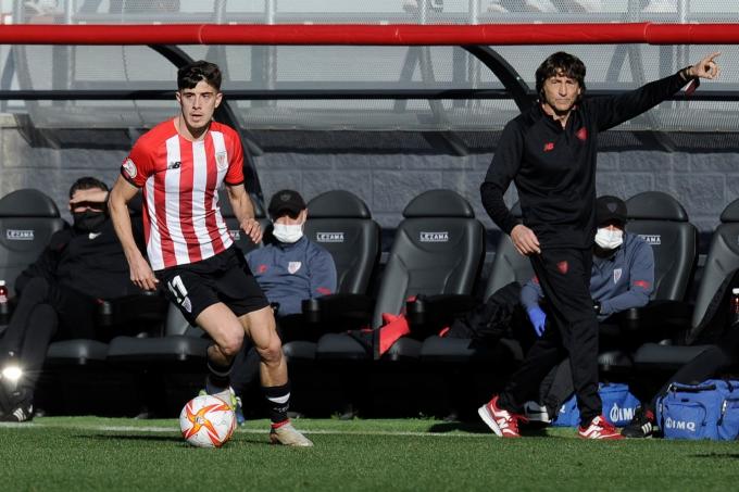 Nico Serrano y Patxi Salinas en acción con el filial ante el Sanse en Lezama (Foto: Athletic Club).