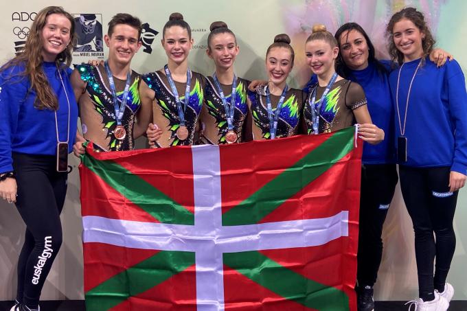 Gimnastas y cuerpo técnico posan radiantes tras recibir la medalla de bronce