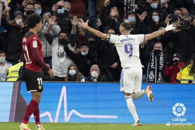 Benzema celebra su gol ante el Valencia.