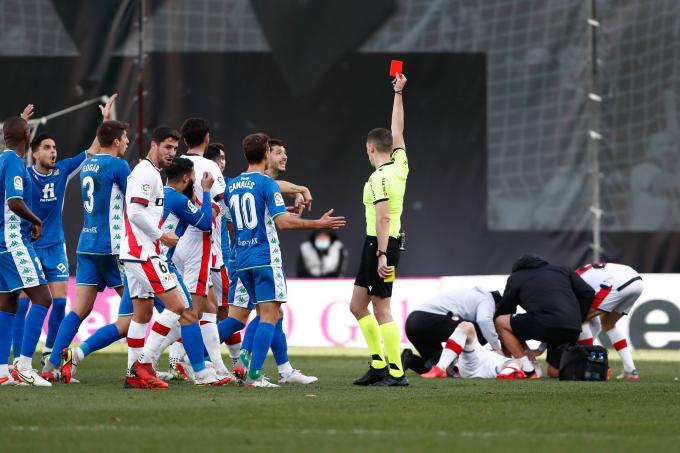 Muñiz Ruiz expulsa a Álex Moreno en el Rayo-Betis (Foto: Cordon Press).