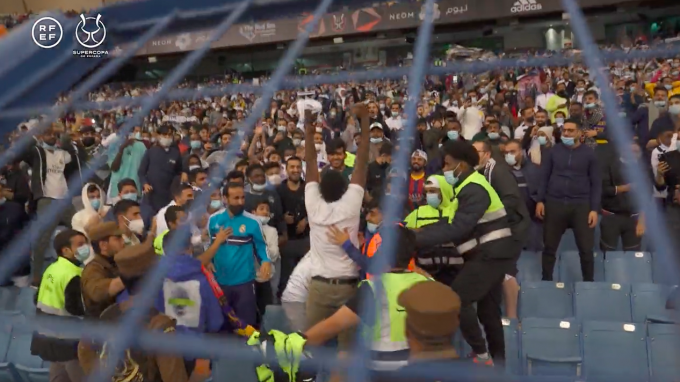 Un aficionado saudí celebra que ha conseguido la camiseta de Benzema.