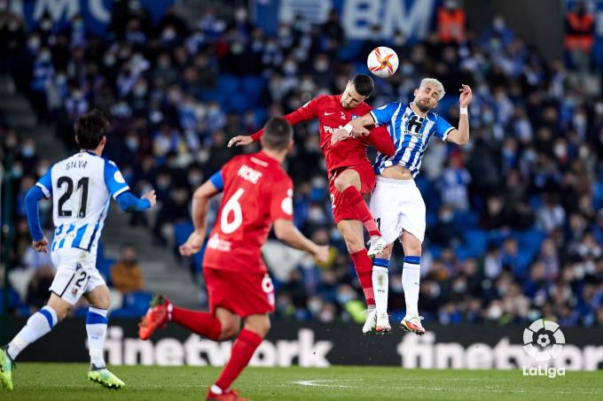 Adnan Januzaj cabecea a gol durante el Real Sociedad-Atleti (Foto: LaLiga).