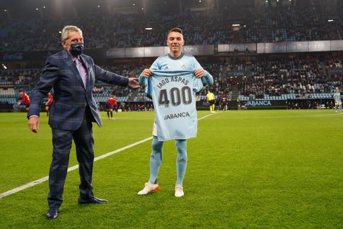 Iago Aspas con una camiseta que recuerda sus 400 partidos con el Celta (Foto: RC Celta).