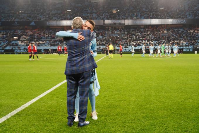 Carlos Mouriño y Iago Aspas abrazándose (Foto: RC Celta).