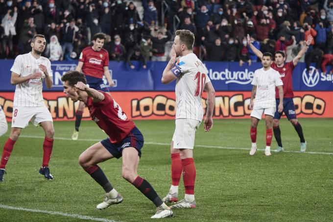 Rakitic lamenta el penalti fallado en El Sadar (Foto: Cordon Press).
