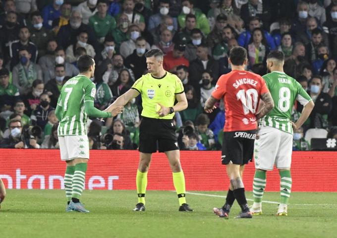 Soto Grado saca amarilla a Juanmi (Foto: Kiko Hurtado).