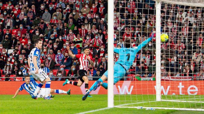 Ocasión de Yuri ante la Real Sociedad en San Mamés (Foto: Athletic Club).