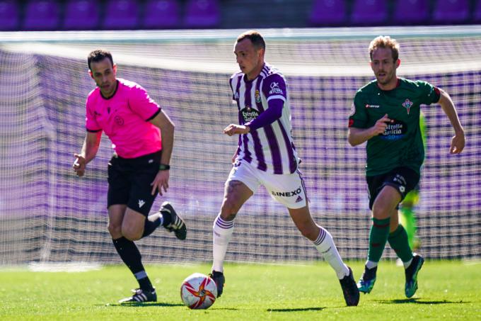 Mikel Carro se lleva el balón ante el Racing de Ferrol (Foto: Real Valladolid).