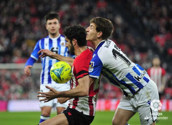 Raúl García batalla ante la Real Sociedad en San Mamés (Foto: LaLiga).