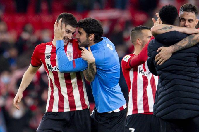 Raúl García abraza a Oihan Sancet en el derbi ante la Real en San Mamés (Foto: Athletic Club).