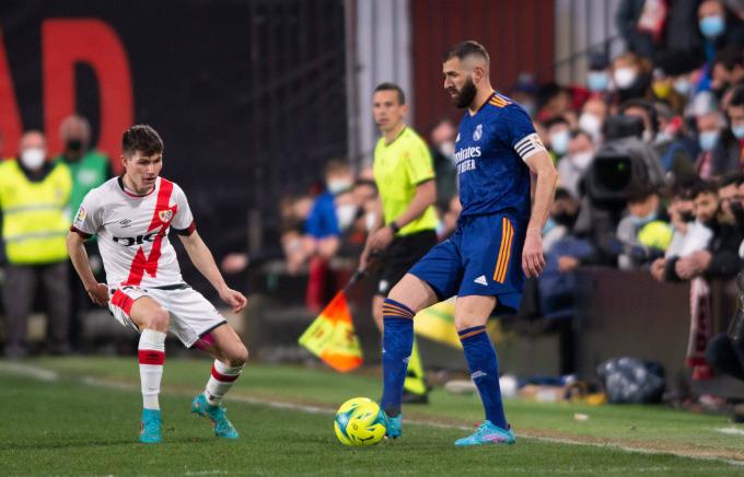 Karim Benzema, delante de Fran García en el Rayo-Real Madrid (Foto: Cordon Press).