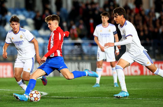 Pablo Barrios, durante el Real Madrid-Atlético de Madrid (Foto: @AtletiAcademia).