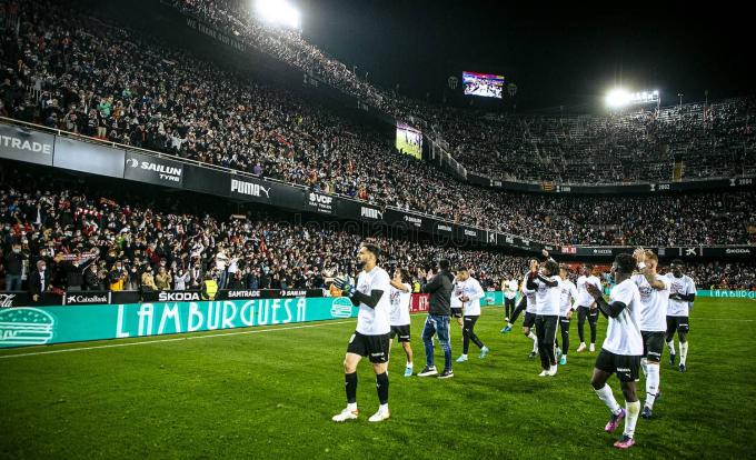 El equipo celebra con la afición el pase a la final (Foto: Valencia CF).