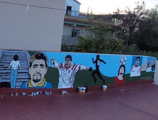 El mural homenaje a Maradona en una terraza sevillana.