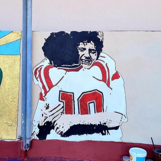 Uno de los dibujos del mural: Suker y Maradona celebran un gol con el Sevilla.