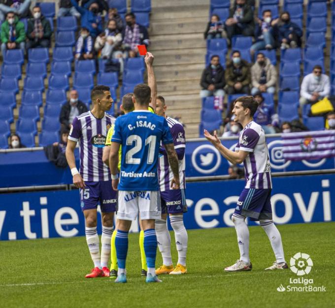 Expulsión de Raúl Carnero en el Oviedo-Real Valladolid (Foto: LaLiga).