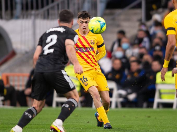 Pedri golpea el balón ante Carvajal (Foto: Cordon Press).