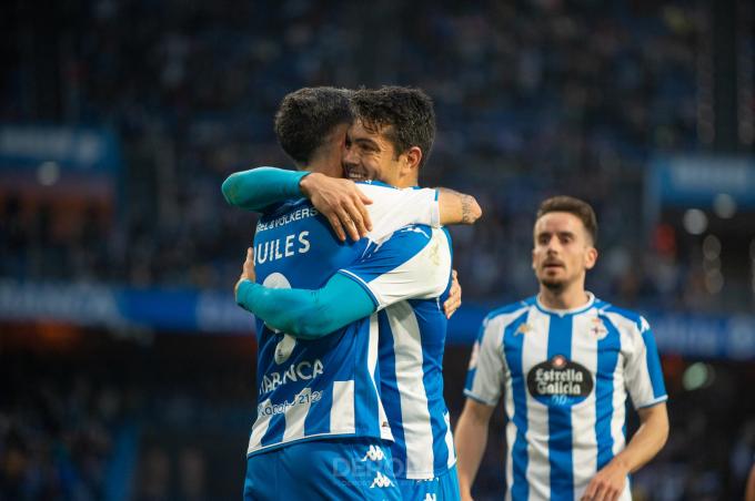 Quiles y Miku se abrazan celebrando un gol del andaluz (Foto: RCD).