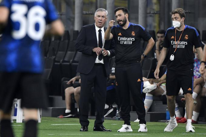 Carlo Ancelotti y Davide Ancelotti, durante un partido del Real Madrid (Foto: Cordon Press).