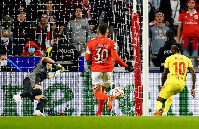 Mané remata ante Otamendi en el Benfica-Liverpool de la ida (Foto: Cordon Press).