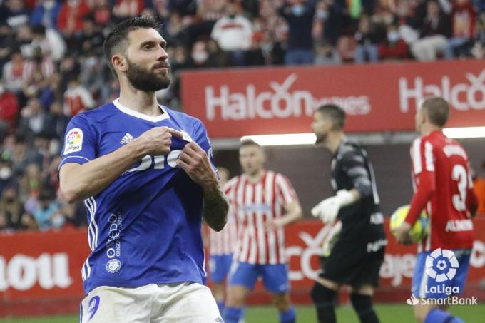 Borja Bastón celebra el gol del Real Oviedo en el derbi (Foto: LaLiga).