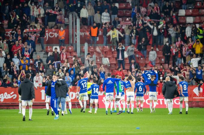 Los jugadores del Oviedo celebran el triunfo en el derbi con algunos de sus aficionados (Foto: ROV)