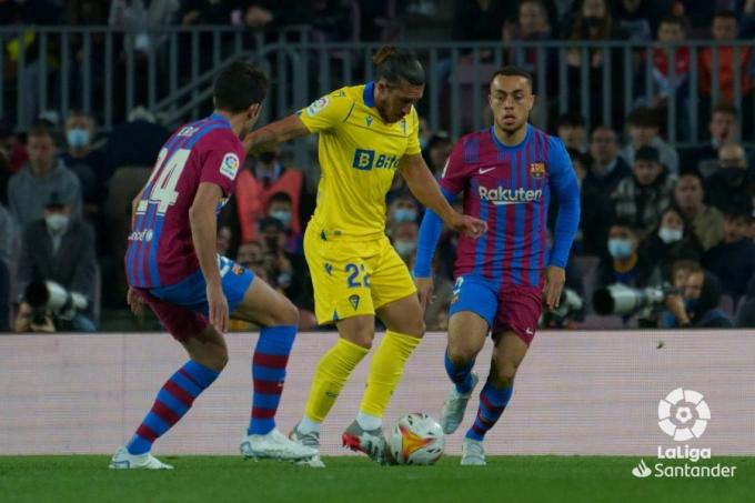 'Pacha' Espino encara a Eric García durante el Barça-Cádiz (Foto: LaLiga).
