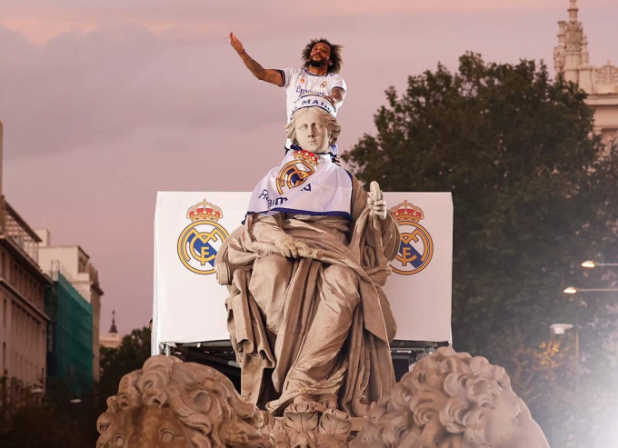 Marcelo corona Cibeles para celebrar LaLiga (Foto: RM).