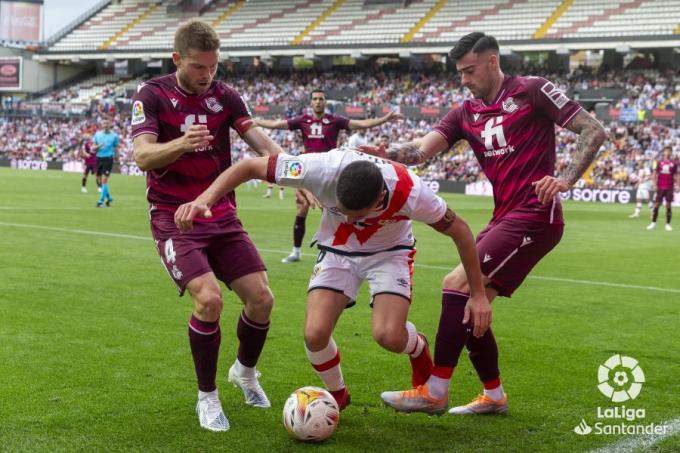 Lance del partido entre el Rayo y la Real de la pasada temporada (Foto: LaLiga).