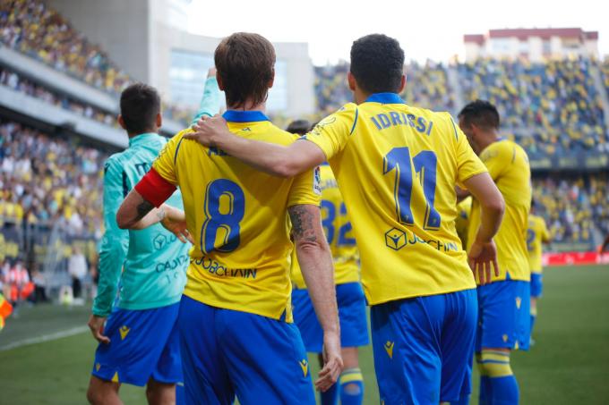 Abrazo de Álex Fernández con Idrissi tras un gol durante el Cádiz-Elche (Foto: Cristo García).